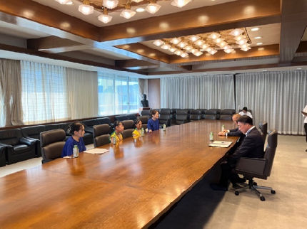 蒼ジュニアバレーボールクラブの選手（小学生）が表敬訪問している様子