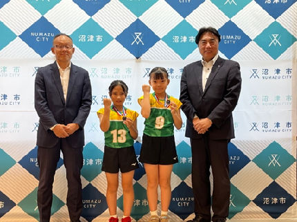蒼ジュニアバレーボールクラブの選手（小学生）と市長の記念撮影の様子