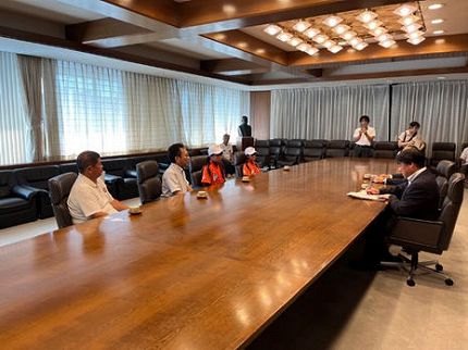 静岡イーストエンジェルスJrのみなさんが表敬訪問している様子