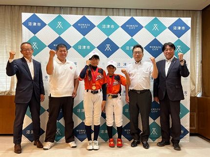 静岡イーストエンジェルスJrのみなさんと市長の記念撮影の様子