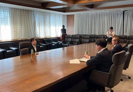 内田　愛理選手が表敬訪問している様子