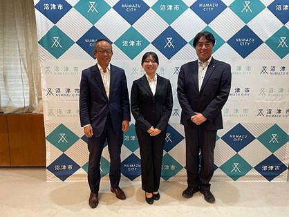 内田　愛理選手と市長の記念撮影の様子