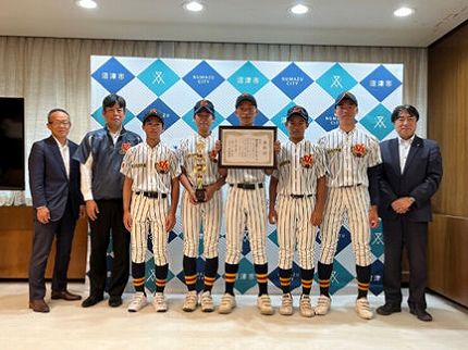静岡裾野リトルシニアのみなさんと市長の記念撮影の様子