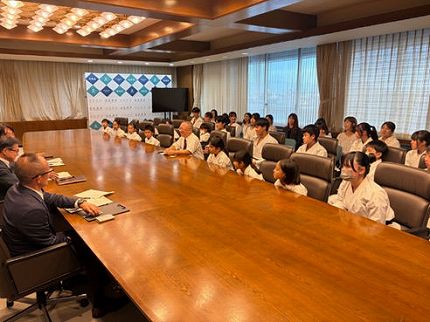 空手道場養正館のみなさんが表敬訪問している様子