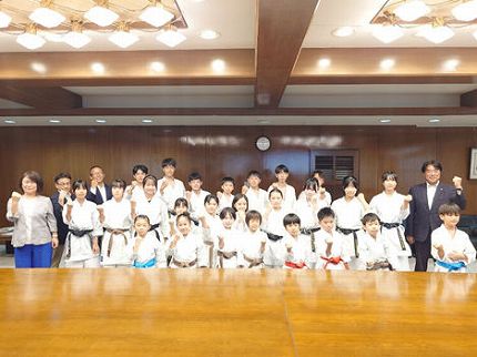 空手道場養正館のみなさんと市長の記念撮影の様子