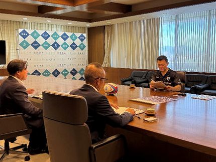 静岡ブルーレヴズ（株）の山谷拓志代表取締役社長が表敬訪問している様子