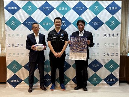 静岡ブルーレヴズ（株）の山谷拓志代表取締役社長と市長の記念撮影の様子