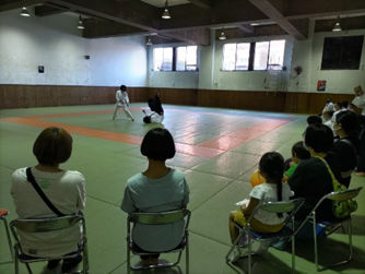 合気道を観覧する参加者のみなさん