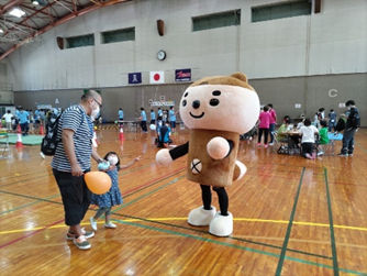 2022ぬまづ健康スポーツ祭のキャラクターと親子の画像