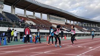 第70回大会　女性チームのバトンをわたす様子