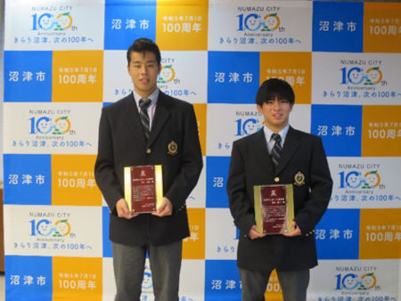 令和4年度沼津市スポーツ栄誉章を授与された杉山選手と 菊地選手