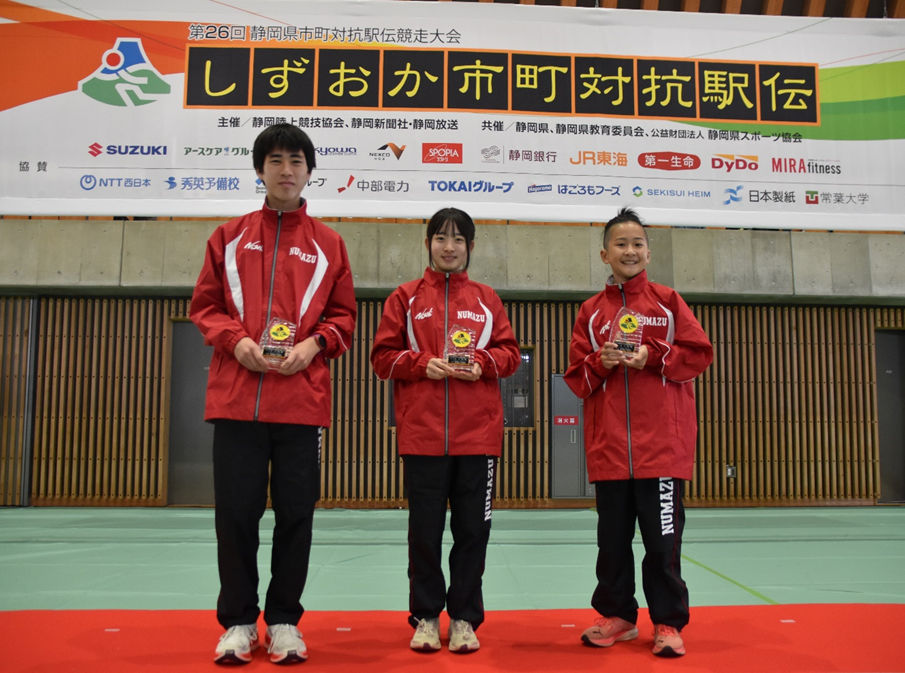 区間賞を受賞した第11区 大沼光琉選手、第8区 鈴木ひまり選手、第9区 落合樂粋選手