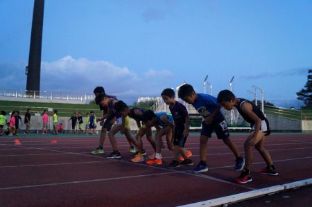 スタートラインに立つ子供たち（男子）