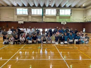 第9回ぬまづカローリング大会に参加されたみなさんと全体写真