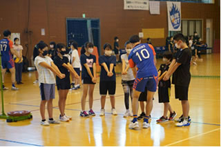 東レアローズの選手に指導してもらう小学生達