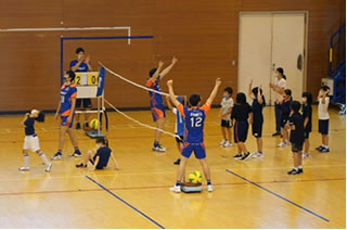 東レアローズの選手達とゲームをしている小学生達