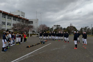 軟式野球を指導してもらう小学生達