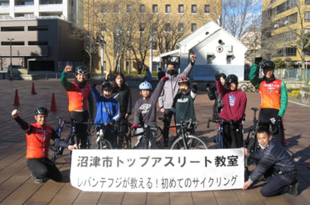 レバンテフジ静岡の選手と参加した子供たちの集合写真