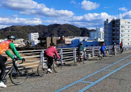 参加者のみなさんがサイクリングをしている様子