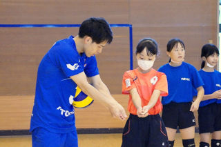 東レアローズの選手と参加者がレシーブの練習をしている様子