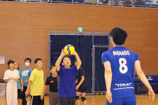 東レアローズの選手と参加者がトスの練習をしている様子