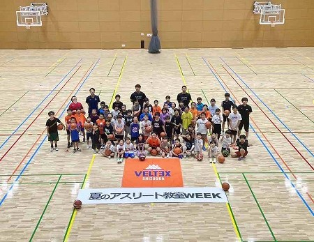 バスケットボール教室に参加された子供たちとの集合写真