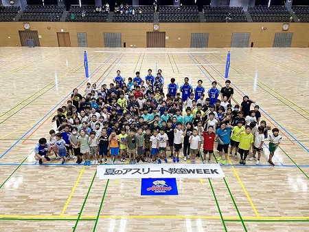 バレーボール教室に参加された子供たちとの集合写真