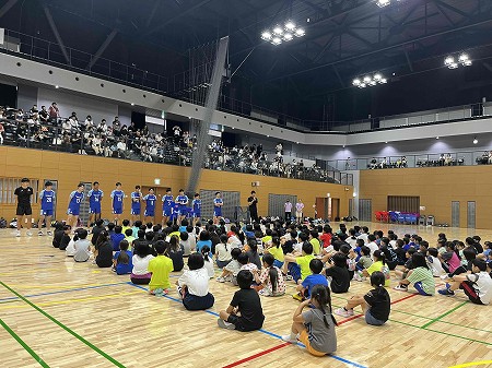 バレーボール教室でプロの説明を聞く子どもたちの様子