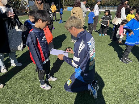 アスルクラロ沼津の選手にサインをもらう子供たちの様子