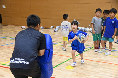 タックルの練習をする子供たちの様子