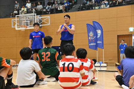静岡ブルーレヴズの選手の説明を聞く子どもたち様子