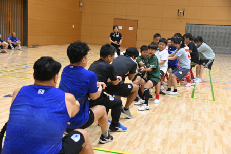 静岡ブルーレヴズの選手と綱引きをする子供たちの様子