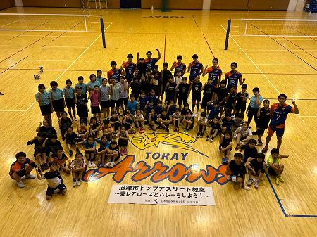 東レアローズの選手のみなさんと参加した子供たちの集合写真