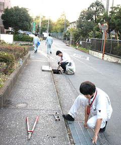 聖霊沼津病院のみなさんが清掃している様子