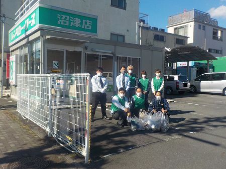 株式会社トヨタレンタリース　静岡沼津店のみなさんが清掃している様子