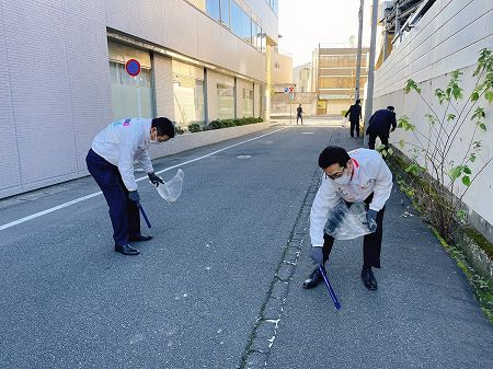 日本生命保険相互会社　沼津支社のみなさんが清掃している様子