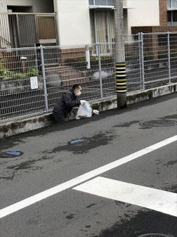 社会福祉法人沼津市社会福祉協議会のみなさんが清掃している様子