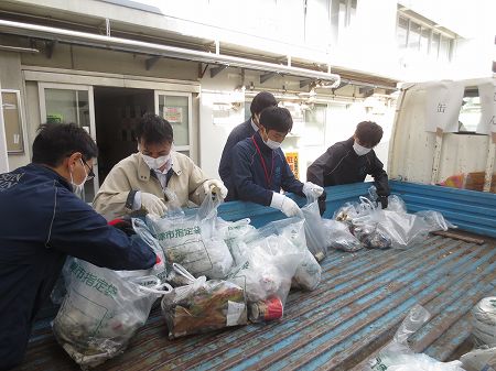 沼津市役所のみなさんが清掃している様子