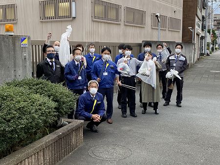 綜合警備保障株式会社のみなさんが清掃している様子