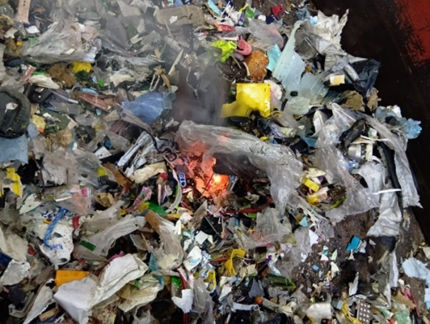 発火中のごみの様子