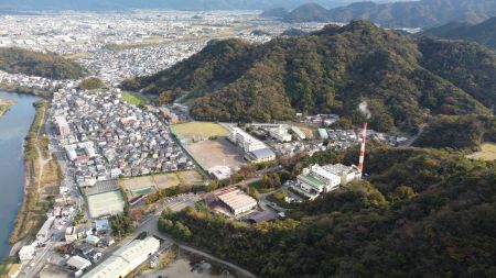 現在の焼却施設と旧温水プールの航空写真