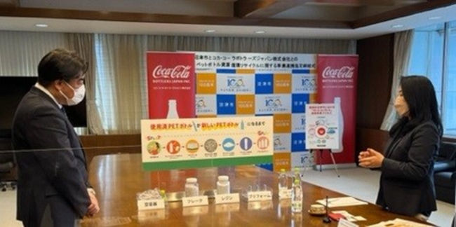 コカ・コーラボトラーズジャパン(株)執行役員最高経営戦略責任者兼経営戦略本部長 荷堂真紀様から説明を聞いている市長