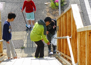 江原町歩道橋で掃除をする子供たち1