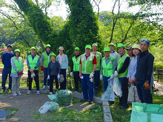 地域の美化活動を実施するみなさん