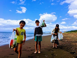 海のごみ拾いに参加する子供たち1