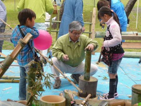 竹細工づくりをする子供たち