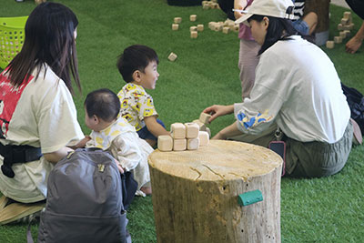木のおもちゃで遊ぶ親子