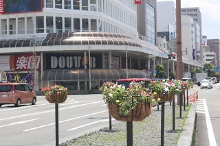 駅前のフラワーバスケット