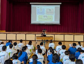 授業を聞く子どもたち