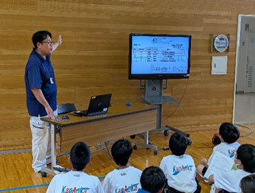 解説する文化財センター学芸員